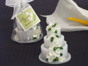 calla-lily-theme-scented-wedding-cake-candle_6320_r
