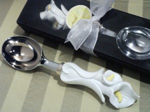 elegant-calla-lily-ice-cream-scoop-_6334_r